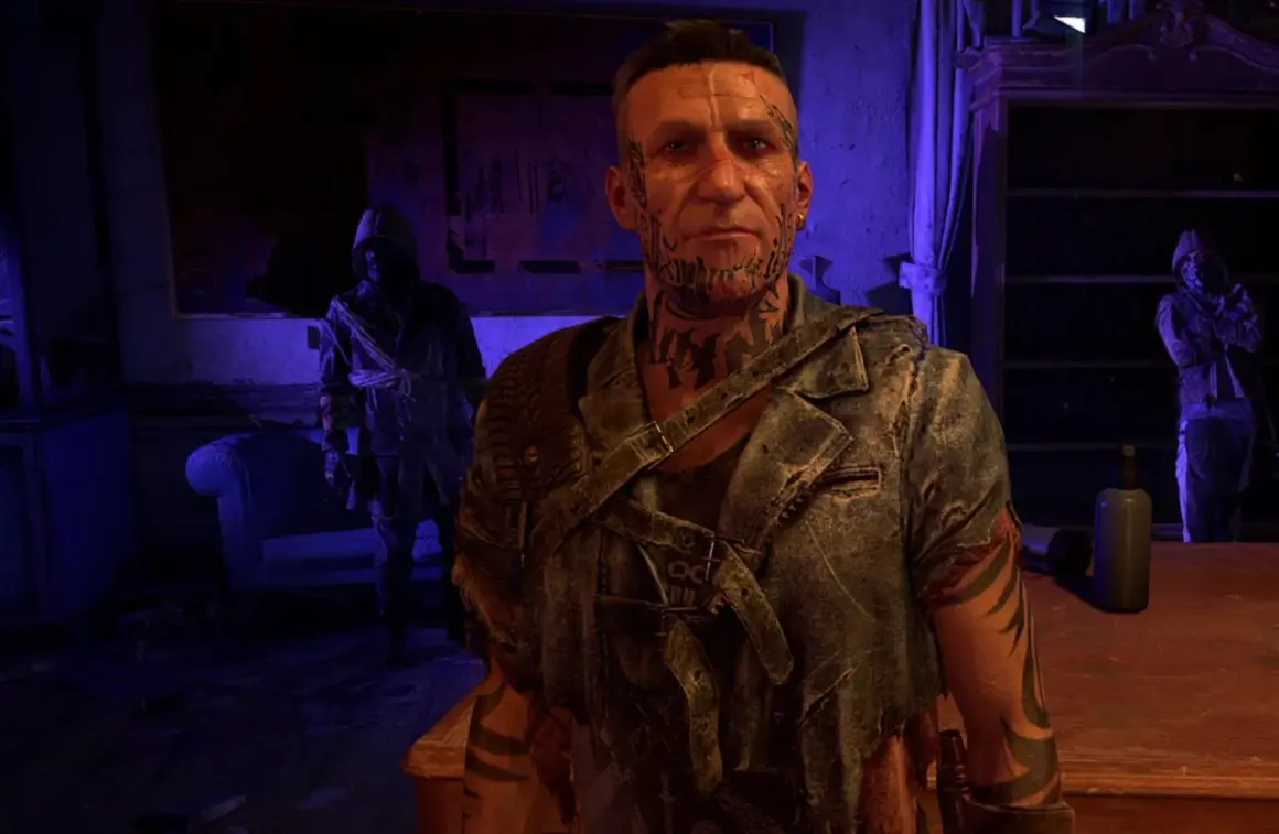 Damien z Dying Light 2, z tatuażami na twarzy i szyi, stoi w ponurym pomieszczeniu.