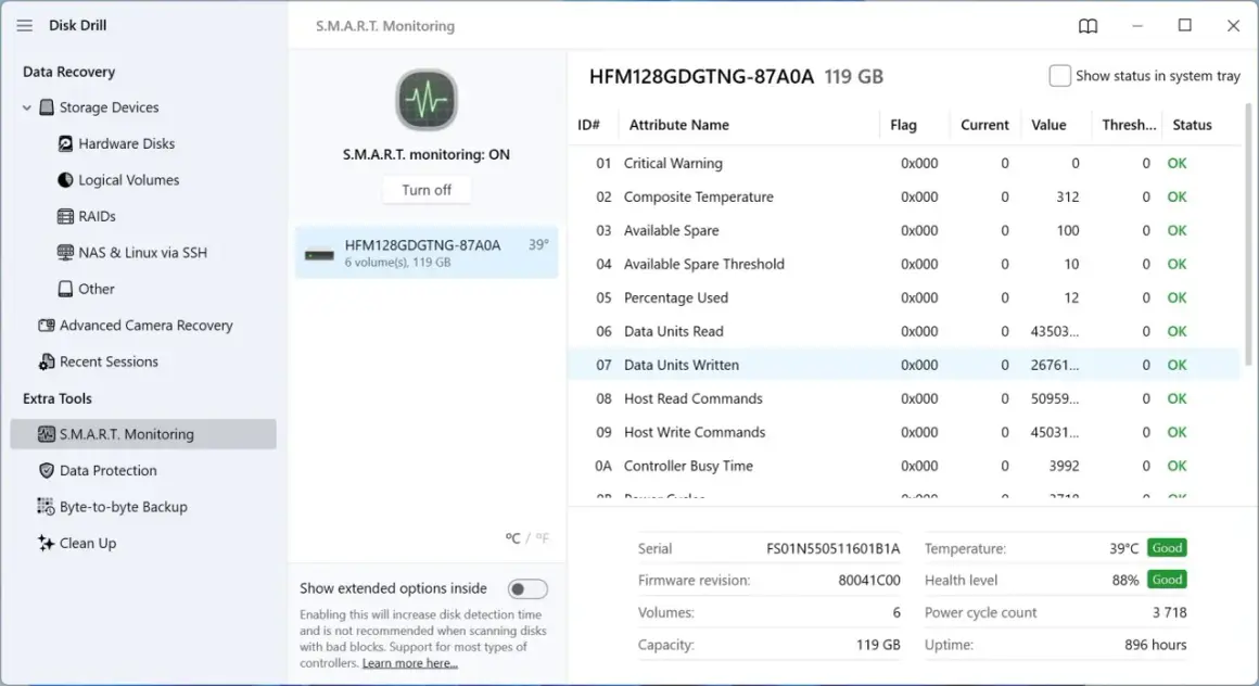 Program do sprawdzania dysku pokazuje stan S.M.A.R.T. dysku HFM128GDGTNG-87A0A, jego temperaturę i poziom zdrowia.