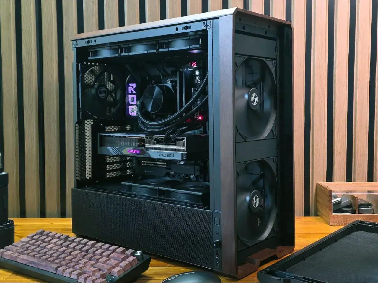 Złożony komputer z kartą Radeon i chłodzeniem wodnym. Idealny przykład, jak złożyć komputer, by wyglądał stylowo.