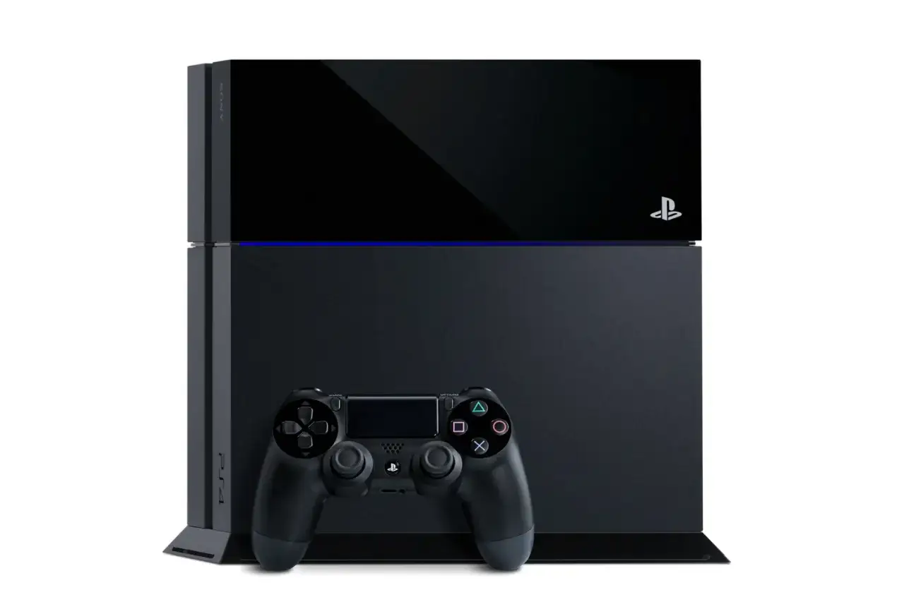 Czarna konsola PS4 z kontrolerem DualShock 4, gotowa na premierę i nowe przygody.