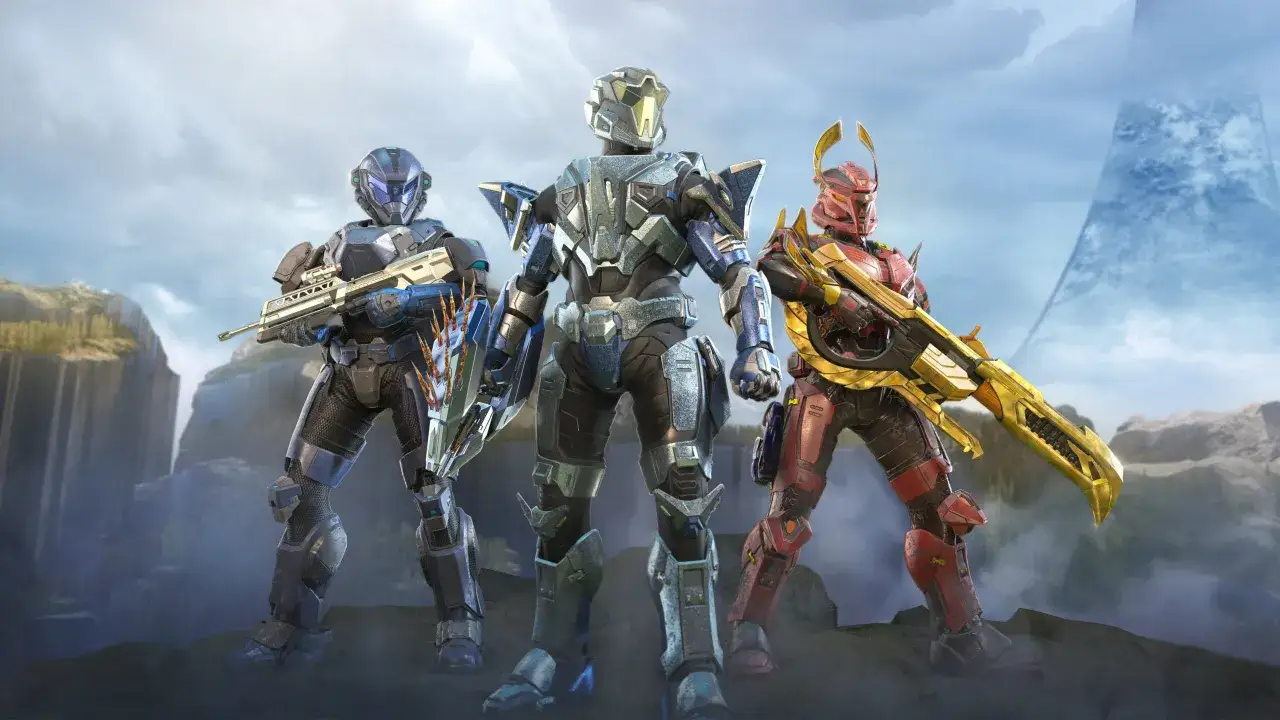 Trzech Spartanów w zbrojach z gry serial halo, gotowych do walki na tle górskiego krajobrazu i tajemniczego pierścienia.