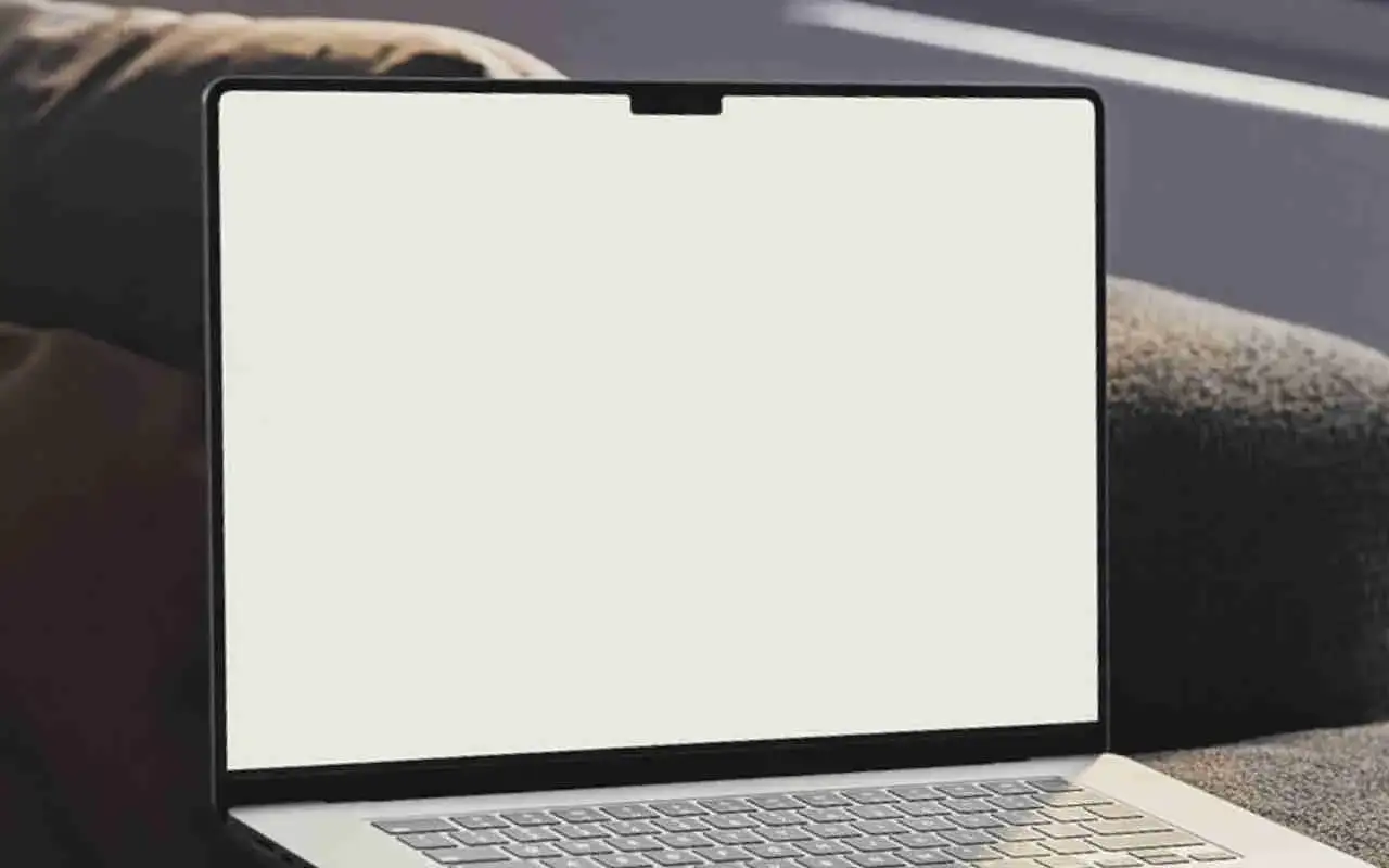 Laptop z pustym, białym ekranem, gotowy na nowe pomysły.