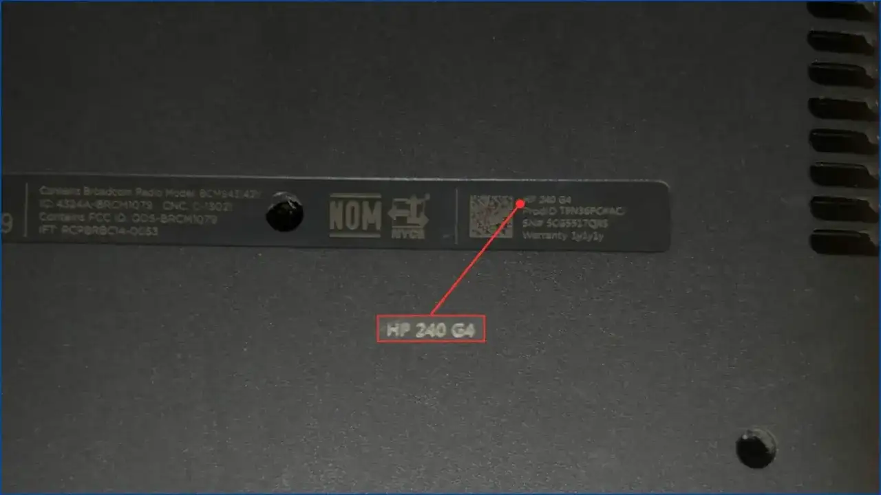 Jak sprawdzić model laptopa? Na spodzie widnieje naklejka z oznaczeniem HP 240 G4.