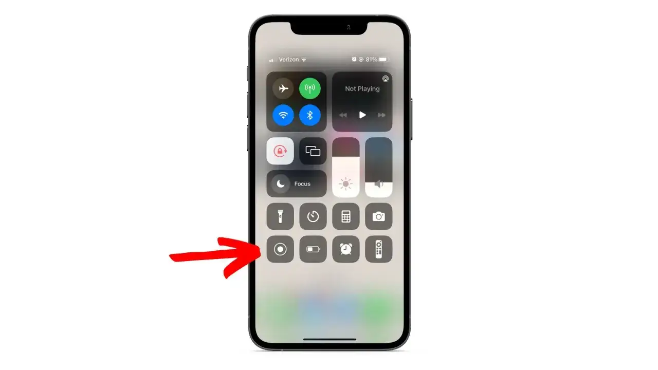 Czerwona strzałka wskazuje ikonę nagrywania ekranu iPhone w Centrum sterowania.