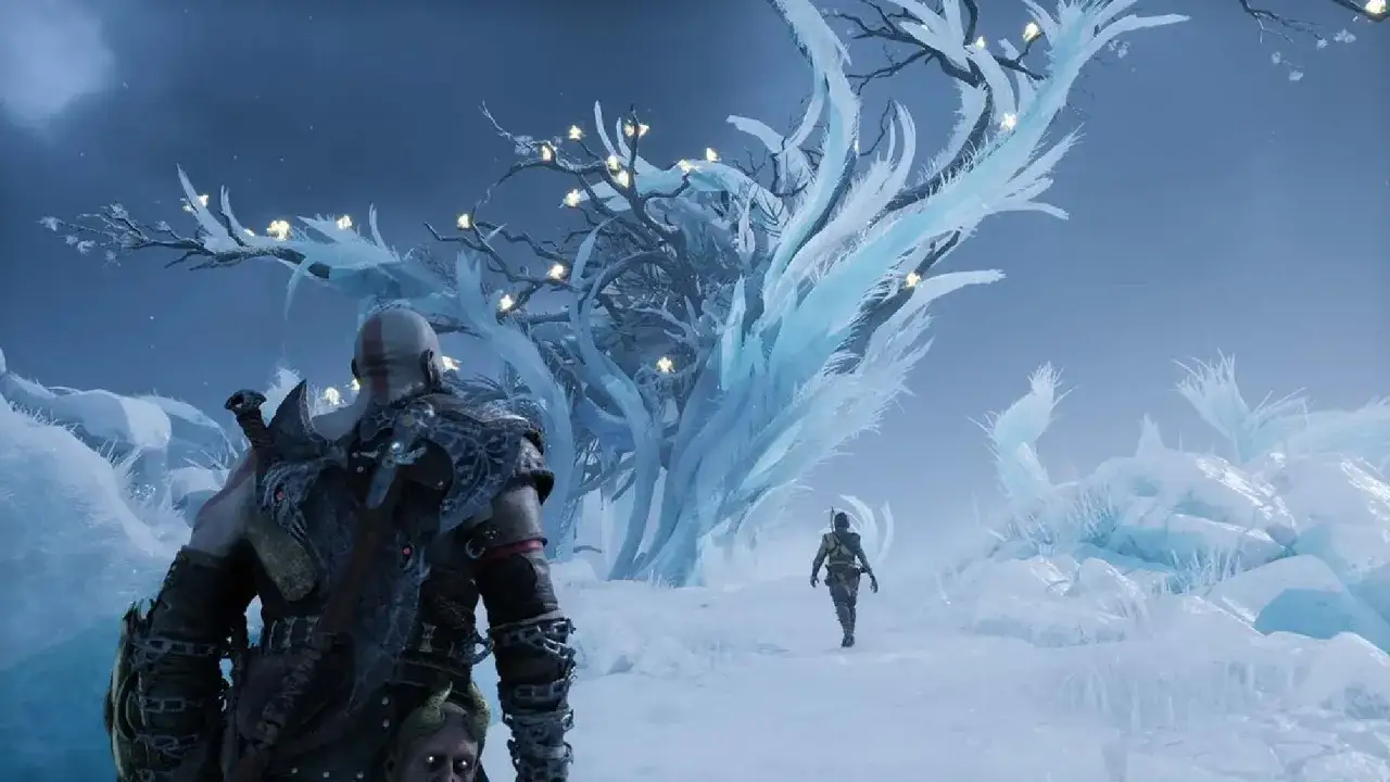 Kratos wita się z mroźnym krajobrazem, gdzie drzewa lśnią jak kryształ. Czy to zapowiedź podróży do Muspelheimu, gdzie czekają kruki Odyna?