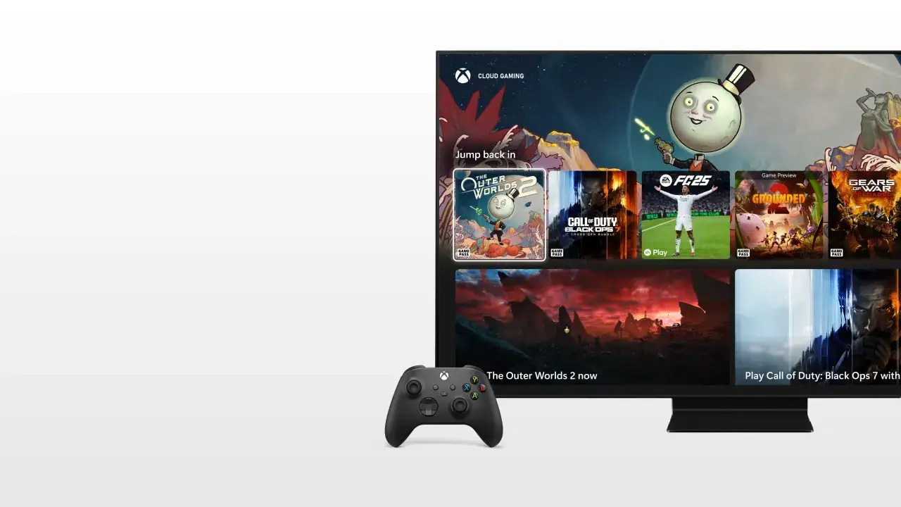Na ekranie telewizora widoczny jest interfejs gry Xbox z grami takimi jak The Outer Worlds 2, Call of Duty i Gears of War.