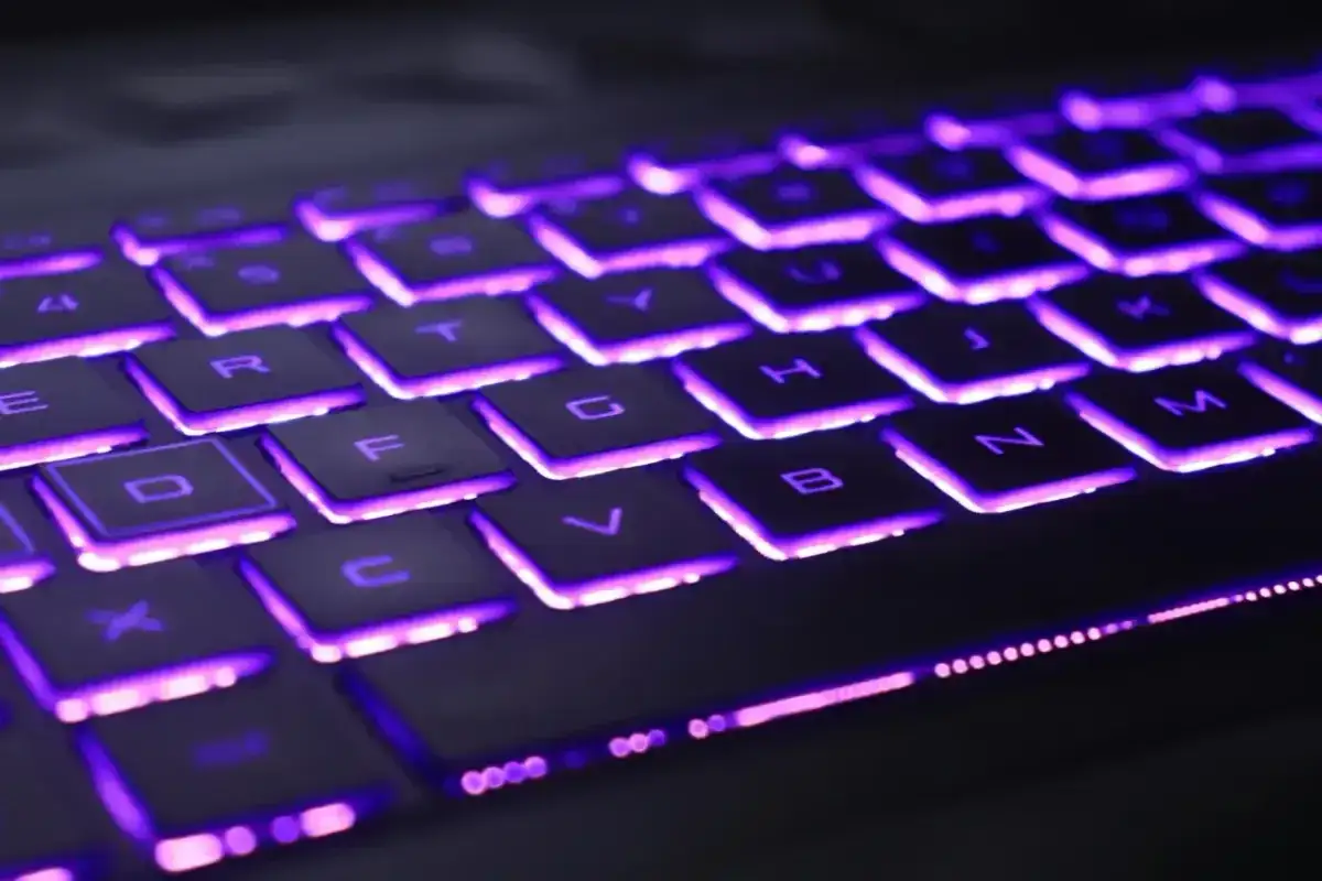 Klawiatura laptopa Lenovo z fioletowym podświetleniem. Dowiedz się, jak włączyć podświetlenie klawiatury w laptopie Lenovo, by ułatwić sobie pracę w ciemności.