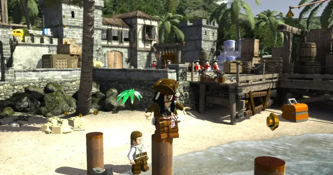 Jack Sparrow i Will Turner w grze LEGO Piraci z Karaib&oacute;w na tropikalnej plaży, z fortecą i dokami w tle.