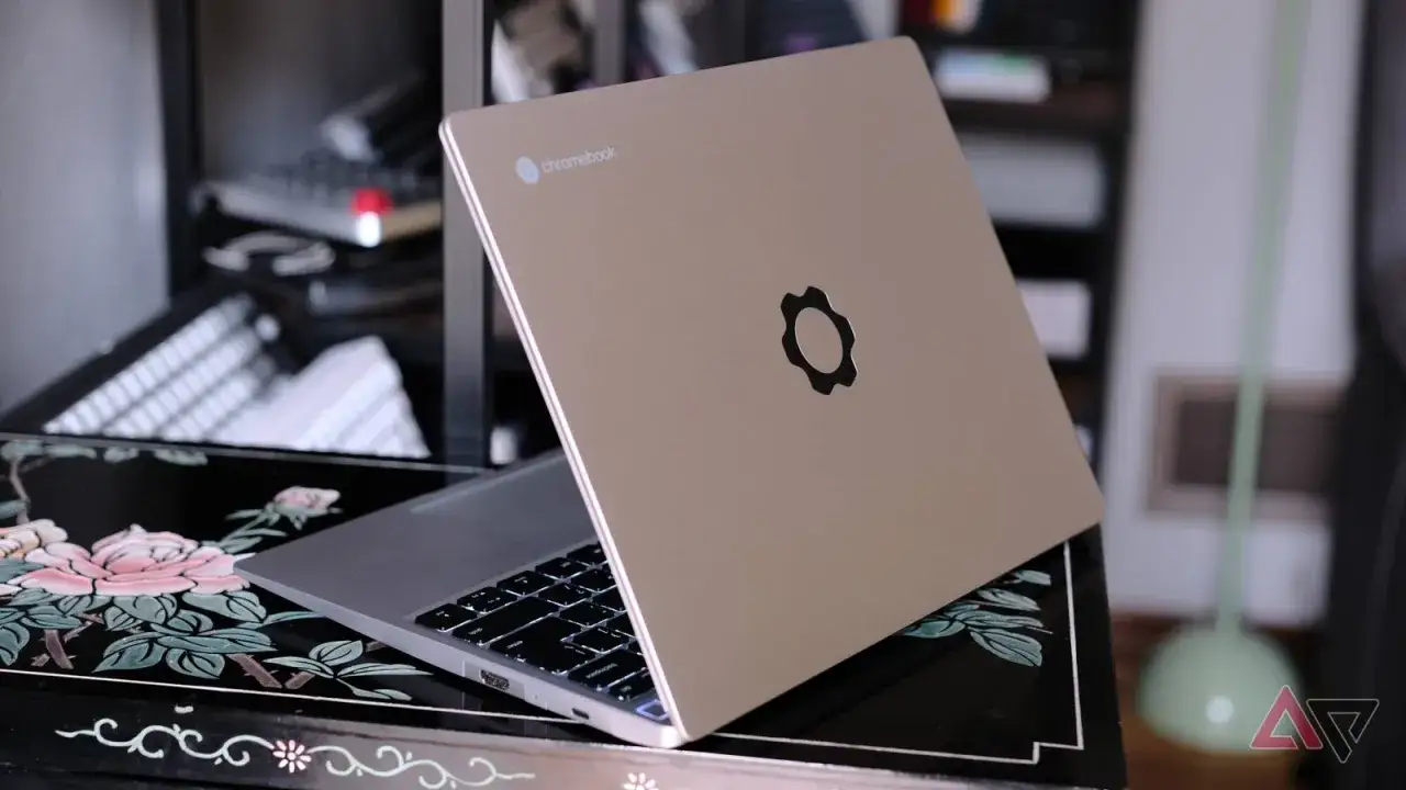 Elegancki chromebook z logo na klapie, otwarty na ozdobnym stoliku. System chrome os działa płynnie.