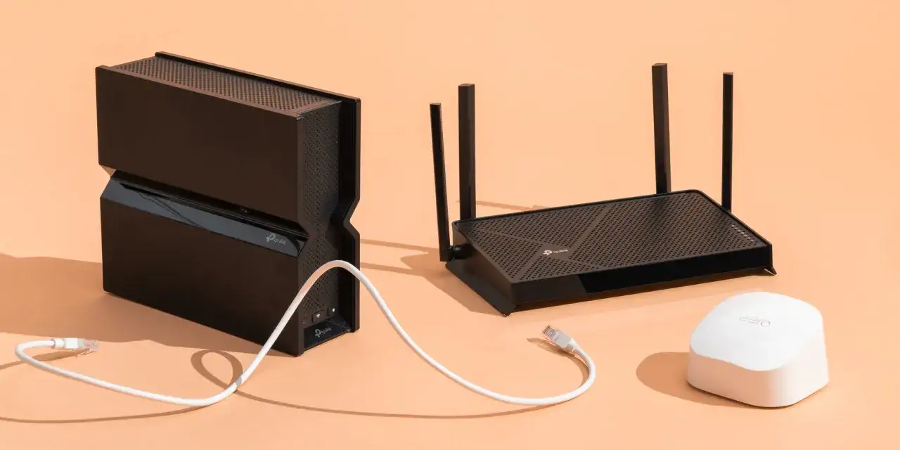 Dwa czarne routery TP-Link i biały eero, gotowe do zapewnienia szybkiego połączenia wifi 6.