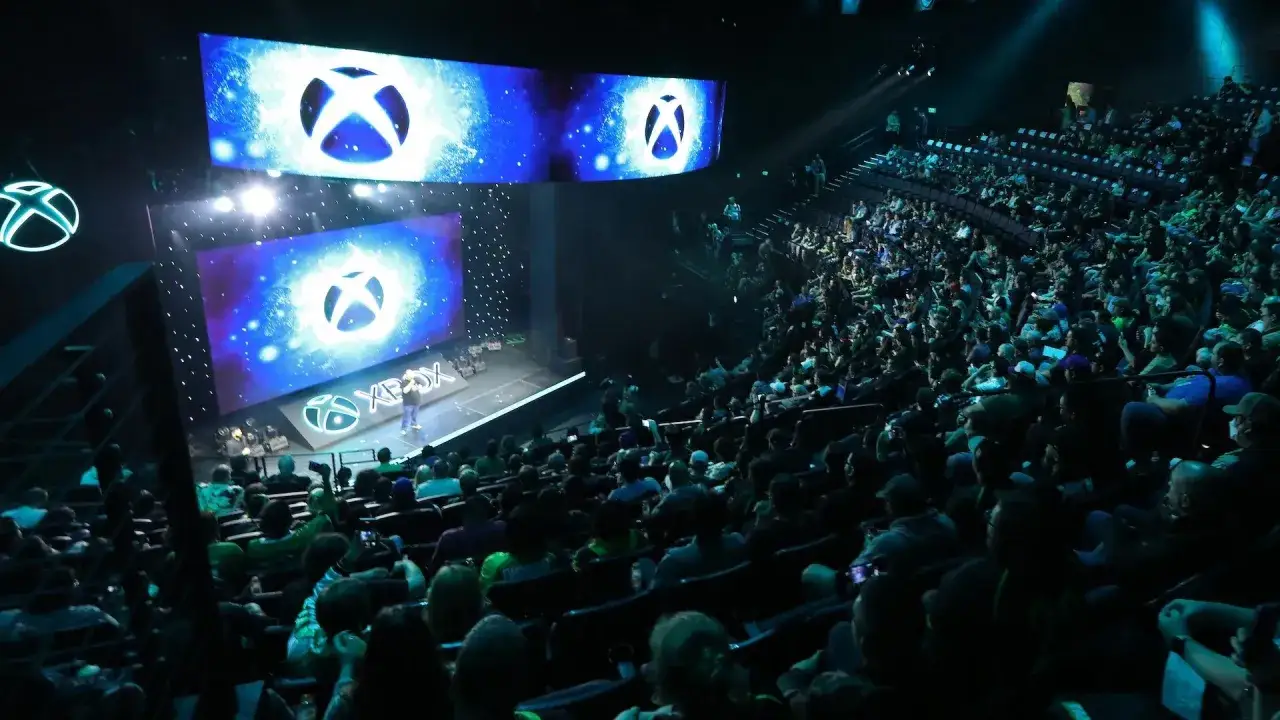 Widownia na sali kinowej podczas Xbox Games Showcase. Na scenie wielkie ekrany z logo Xbox.