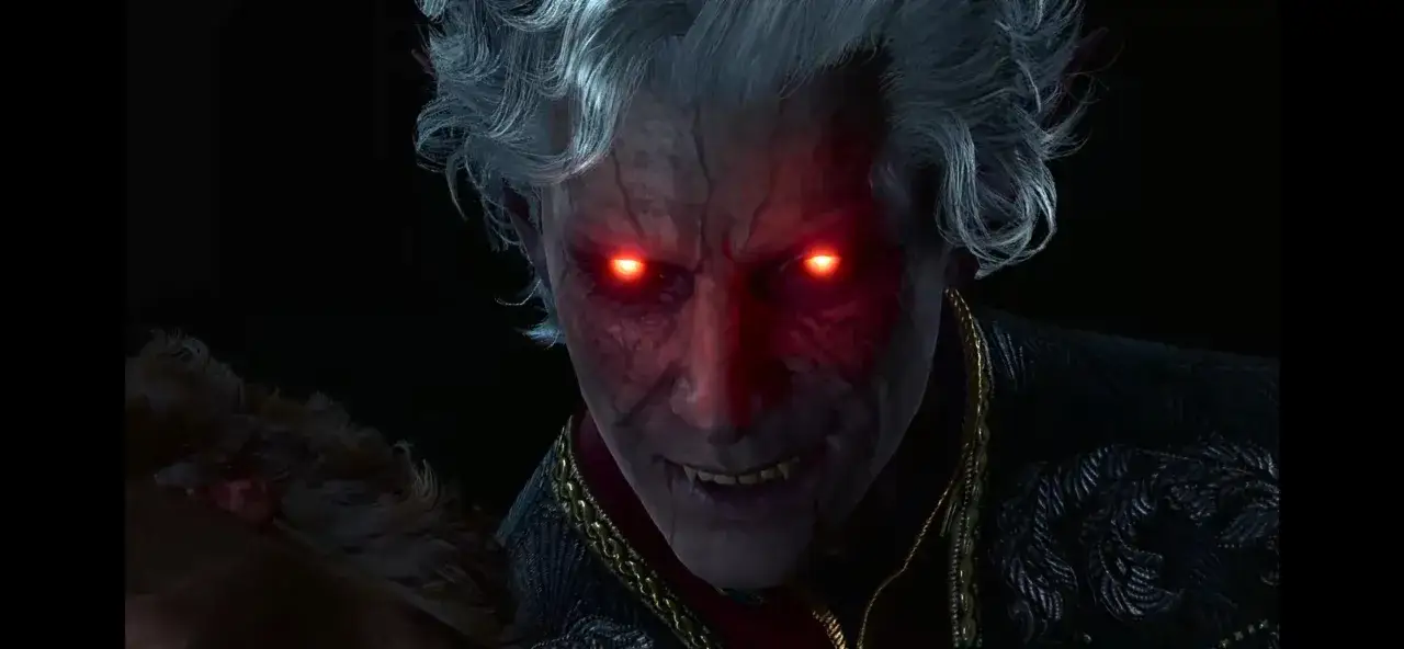 Astarion z Baldur's Gate 3 z płonącymi czerwonymi oczami i kłami, gotowy do ataku.
