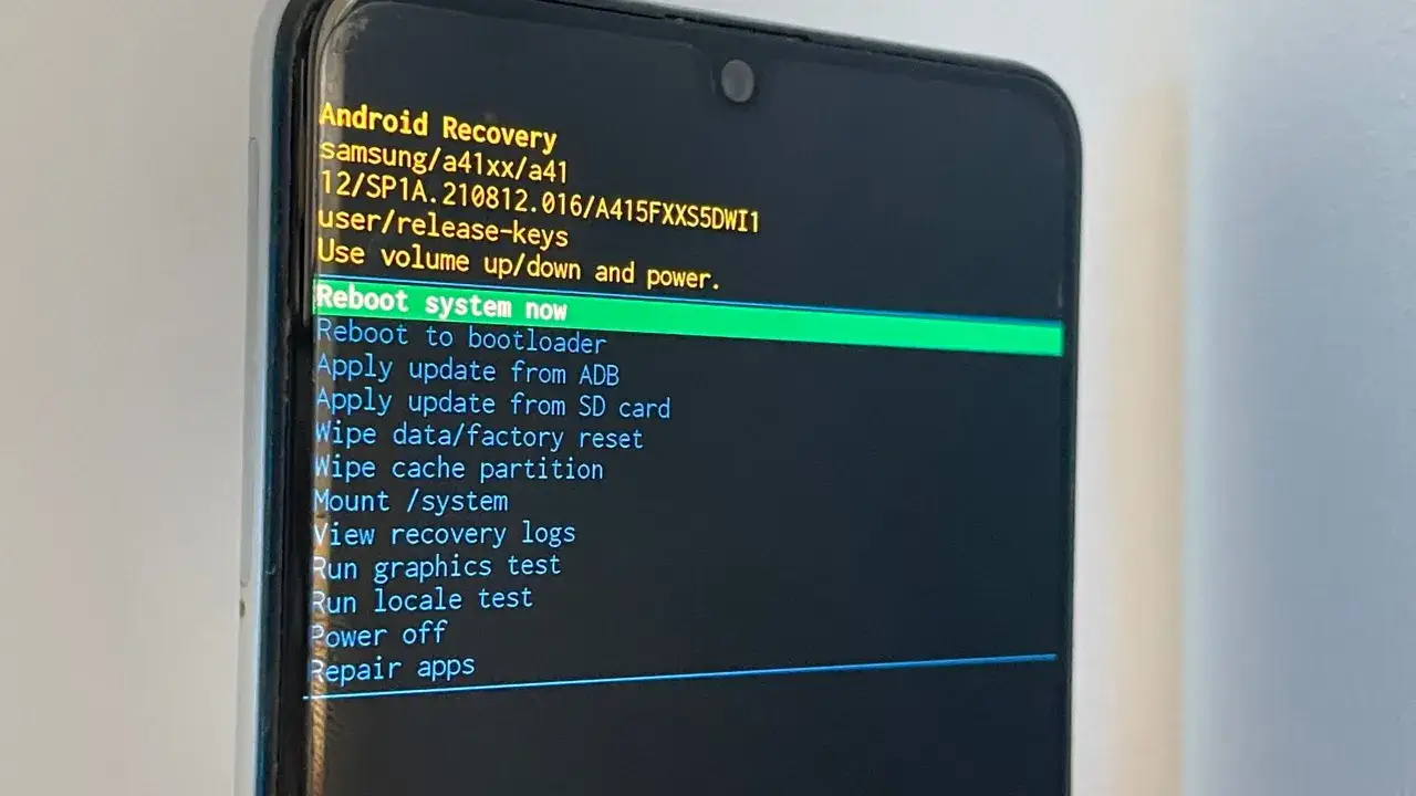 Ekran Android Recovery na Samsungu A41. Gdy zapomnisz kodu, wybierz 
