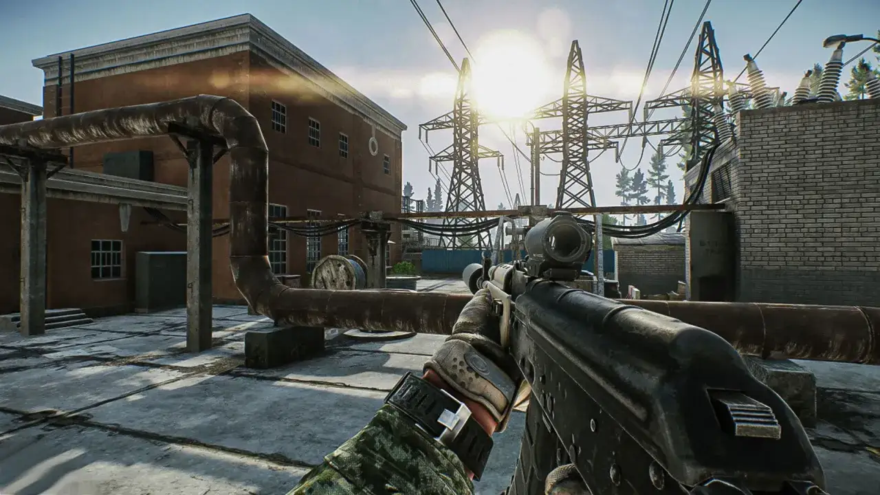 Gracz z karabinem w ręku przygotowuje się do ucieczki z Tarkov na PS5, ukryty za rurami w pobliżu stacji energetycznej.