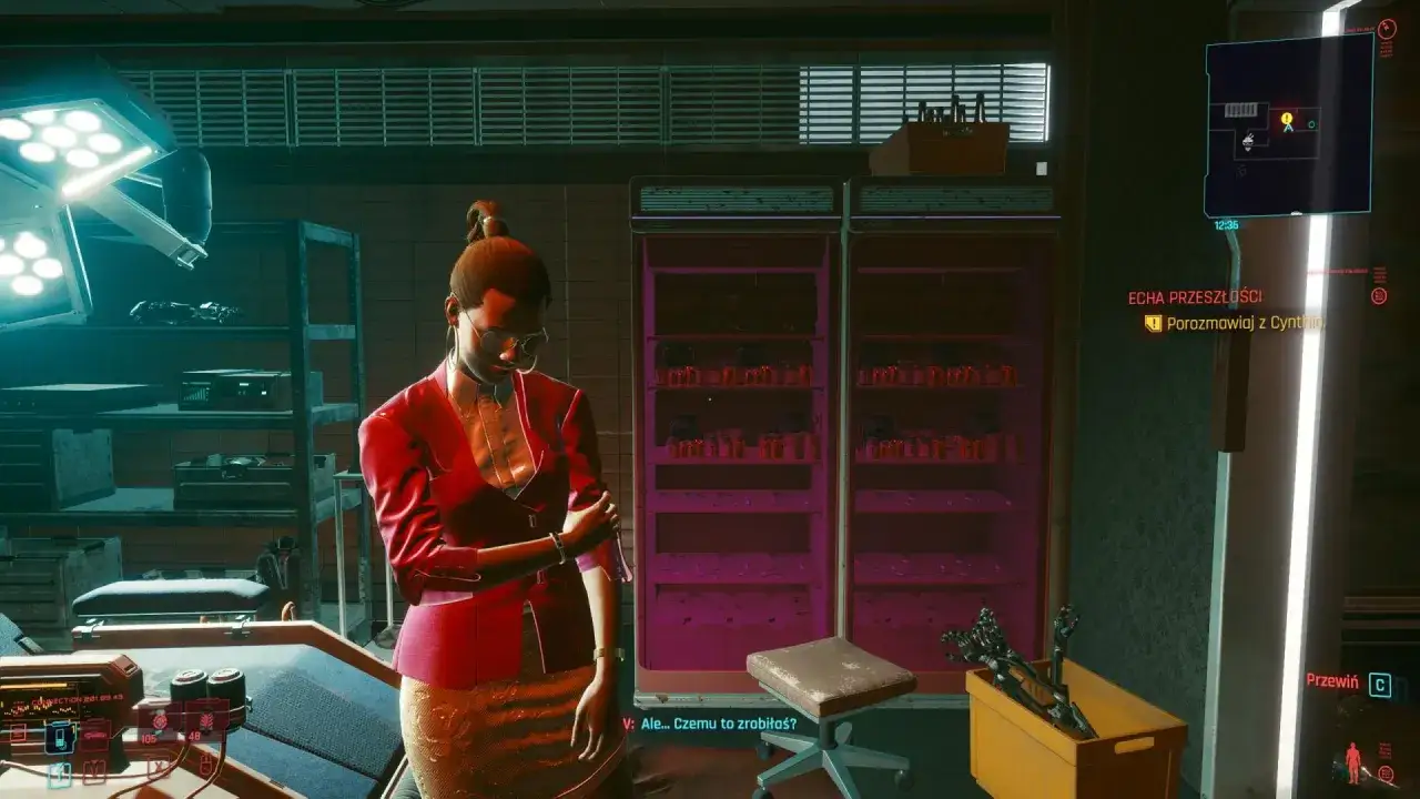 Kobieta w czerwonym żakiecie stoi w futurystycznym laboratorium, gdzie echa przeszłości cyberpunk splatają się z teraźniejszością.