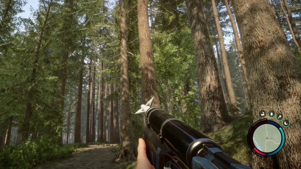 Gracz w Sons of the Forest z bronią w ręku przemierza gęsty las.