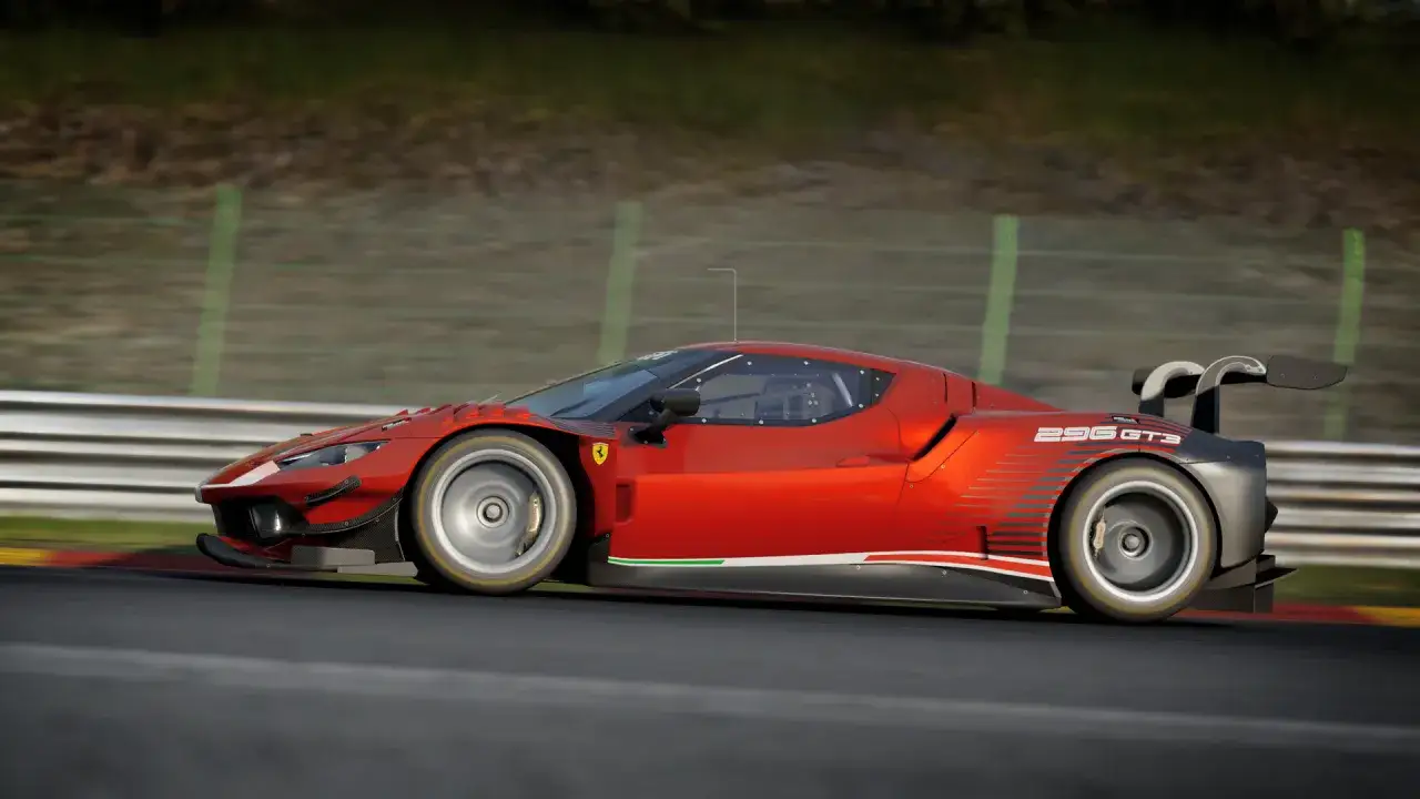 Czerwone Ferrari 296 GT3 pędzi po torze w Assetto Corsa Competizione.