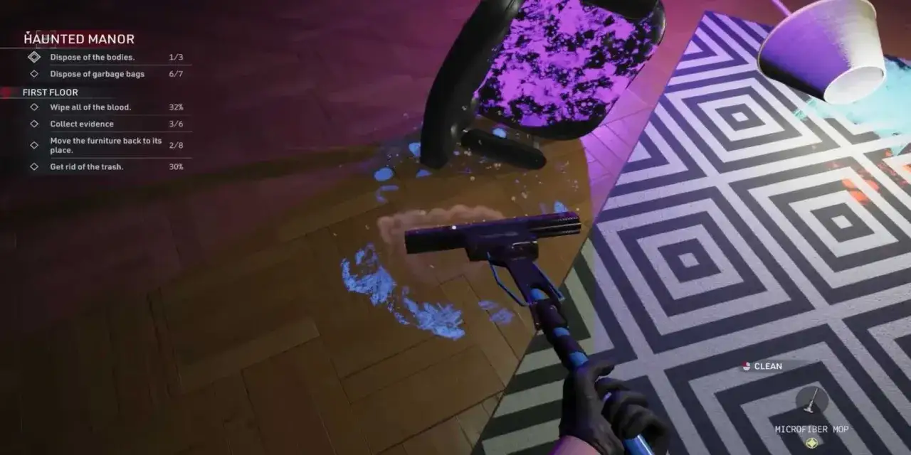 Gracz jako crime scene cleaner używa mopa do czyszczenia podłogi w nawiedzonym dworze. Widać ślady krwi i fioletowe plamy.