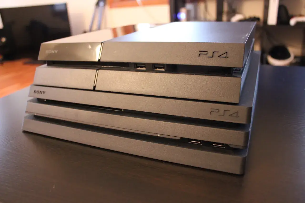 Stosik konsol PS4 Pro, gotowych na premierę. Każda z nich to potęga rozrywki.