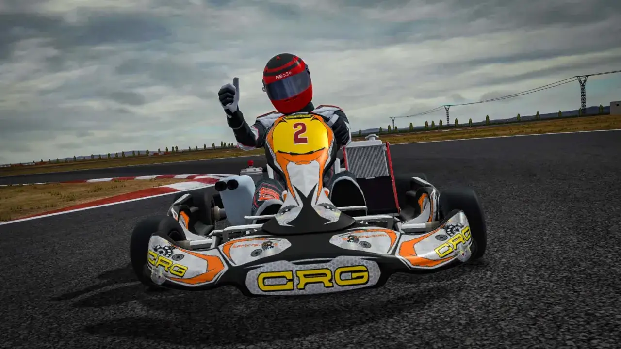 Kierowca w kasku daje kciuk w g&oacute;rę, siedząc w gokarcie na torze. Wygląda jak z gry Mario Kart na PS5.