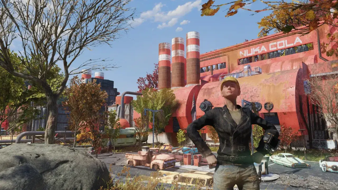 Postapokaliptyczna sceneria z fabryką Nuka-Cola w tle. Postać w żółtym kasku i skórzanej kurtce, gotowa na wyzwania, które stawia Fallout 76 wymagania.