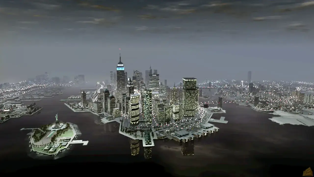 Widok na Liberty City w GTA 4 remaster. Statua Wolności i oświetlone wieżowce w mgle.