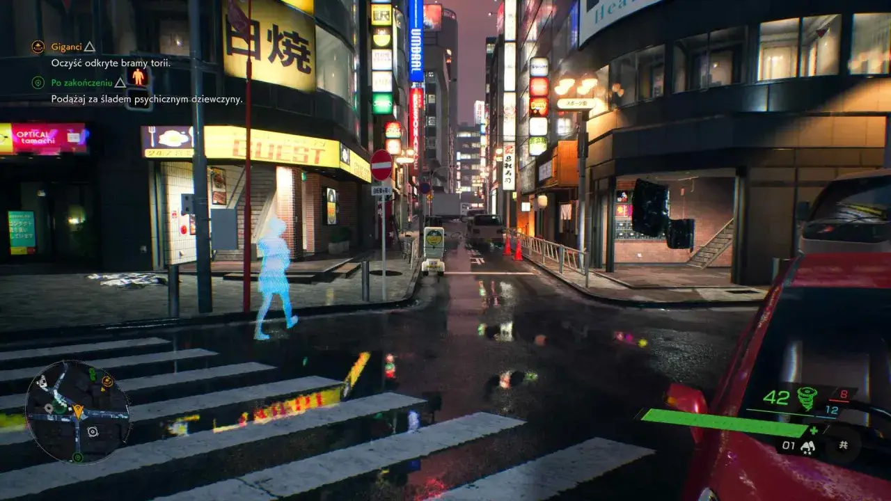 Nocne Tokio w grze Ghostwire Tokyo. Po mokrej ulicy kroczy eteryczna postać, a neonowe światła odbijają się w kałużach.