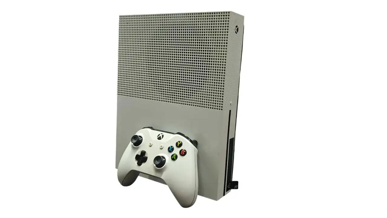 Biały Xbox One S z kontrolerem. Konsola wyszła w 2016 roku, oferując smuklejszy design i wsparcie dla 4K.