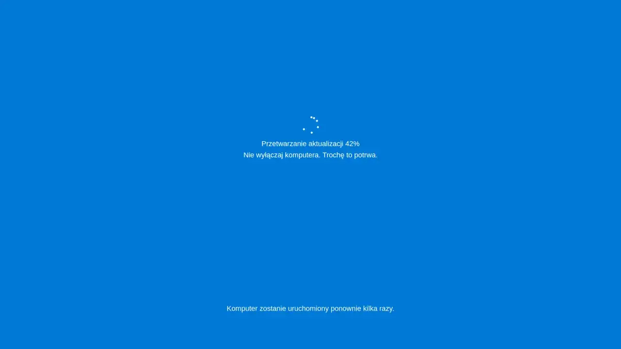 Aktualizacja Windows 11 w toku, przetwarzanie 42%. Nie wyłączaj komputera, uruchomi się ponownie.