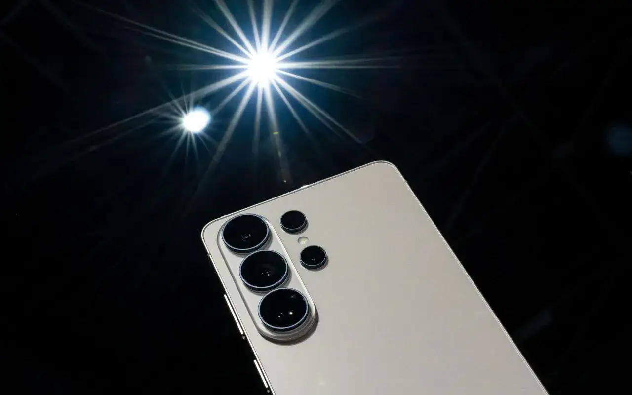 Nowy Samsung S26 premiera. Elegancki tył telefonu z modułem aparatów pod światłem reflektorów.