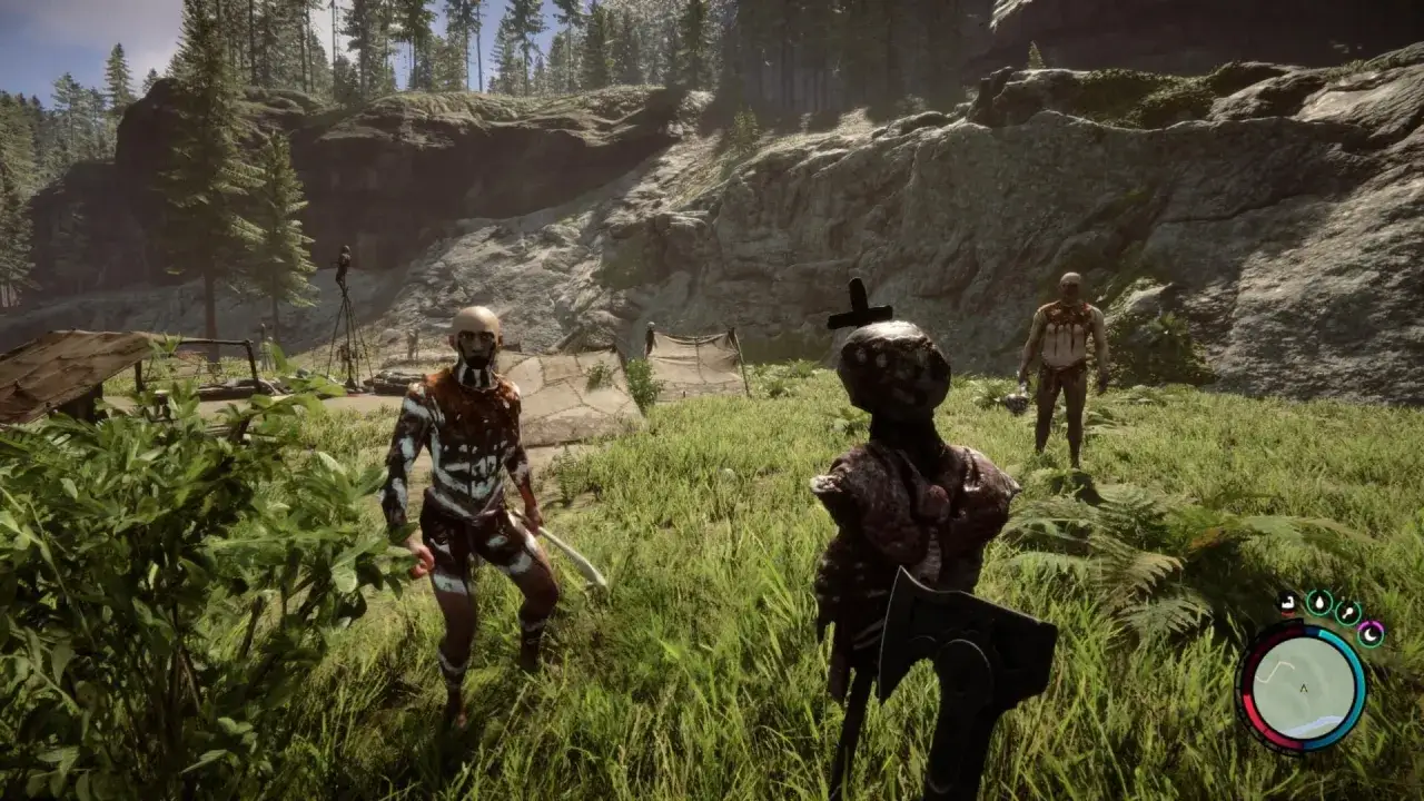 Postapokaliptyczny krajobraz w grze Sons of the Forest na Xbox. Postacie w plemiennym odzieniu i mutanci w trawie.