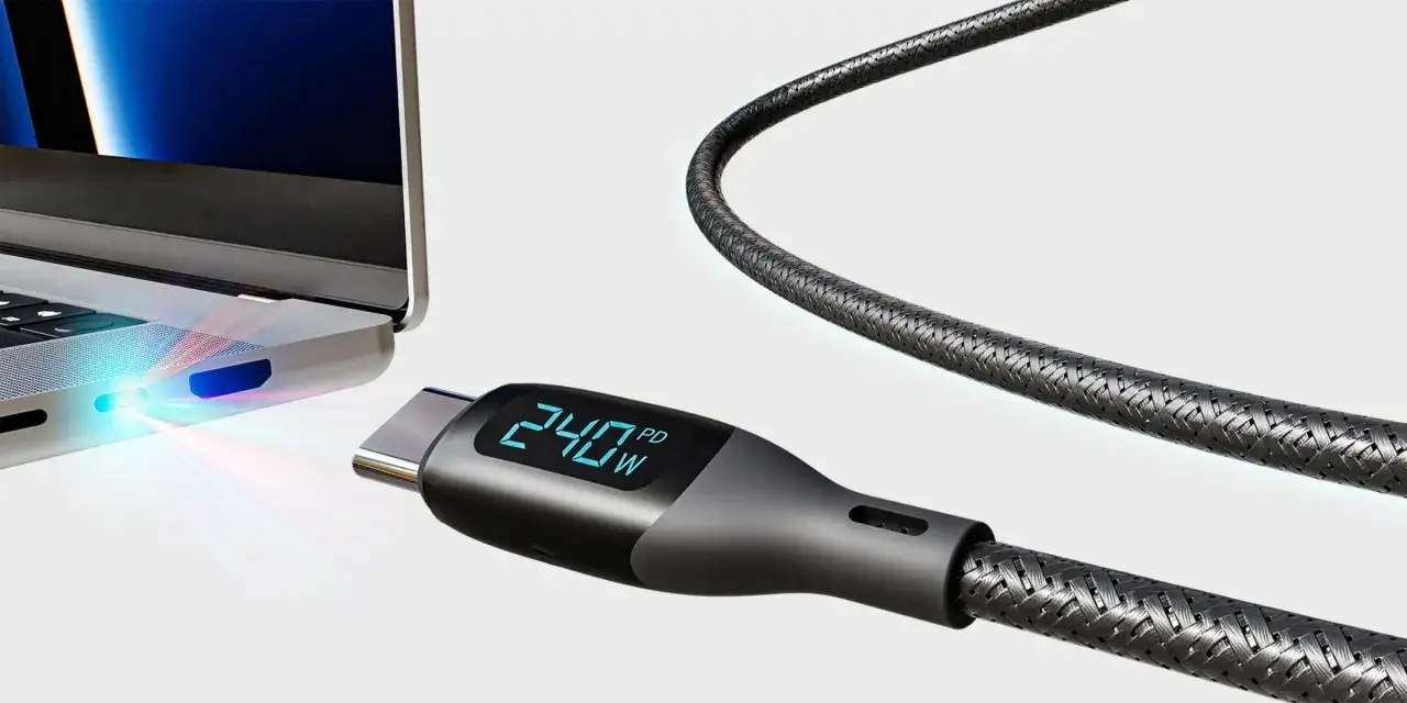 Kabel USB typu C z wyświetlaczem mocy 240W podłączony do laptopa, z kolorowym światłem emanującym z portu.
