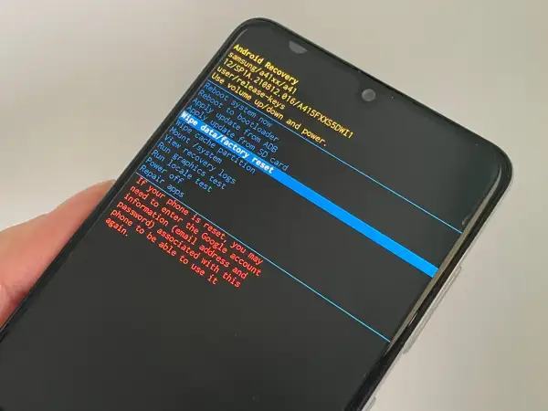 Ekran trybu odzyskiwania Samsunga z opcją "Wipe data/factory reset", która pomoże, jak odblokowac telefon Samsung gdy zapomni sie kodu.