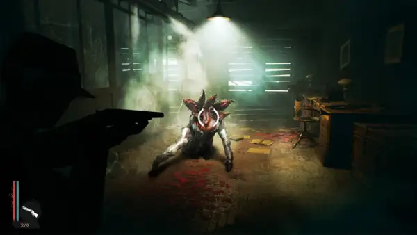 Mroczny pokój, człowiek z pistoletem celuje w potwora. To jak walka o przetrwanie w **the sinking city**.