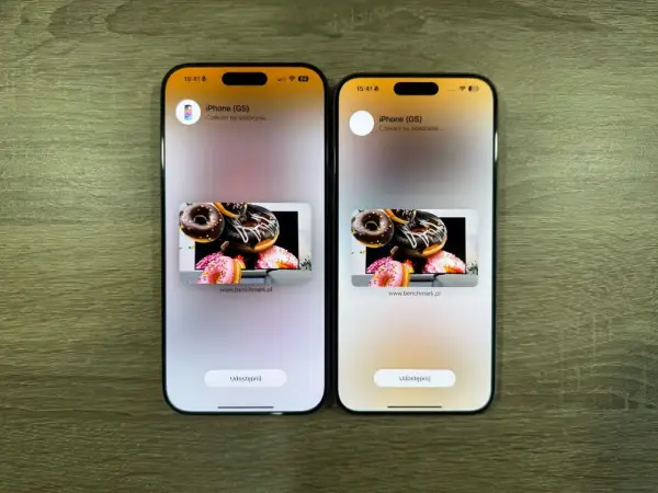 Dwa iPhone'y, jeden obok drugiego, prezentują udostępnianie zdjęć pączków. Porównanie iPhone 16 Pro Max wymiary.