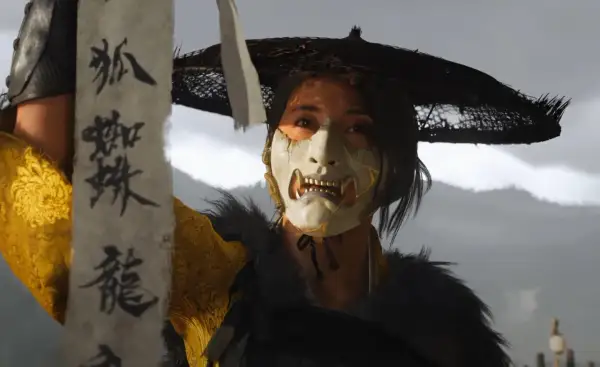 Postać w masce z Ghost of Tsushima, trzymająca zwój z japońskimi znakami. Osiągnięcie platyny w tej grze to wyzwanie!