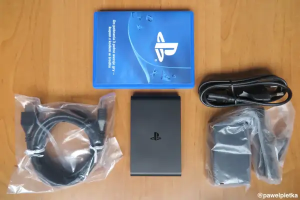 Zestaw PlayStation TV: konsola, kabel HDMI, zasilacz i kupon na gry. Dowiedz się, playstation tv co to jest!