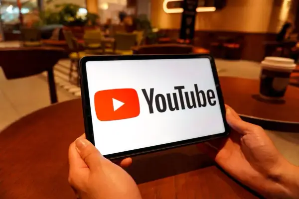 Tablet z logo YouTube, idealny do oglądania transmisji na żywo i pobijania rekordów live na YT.