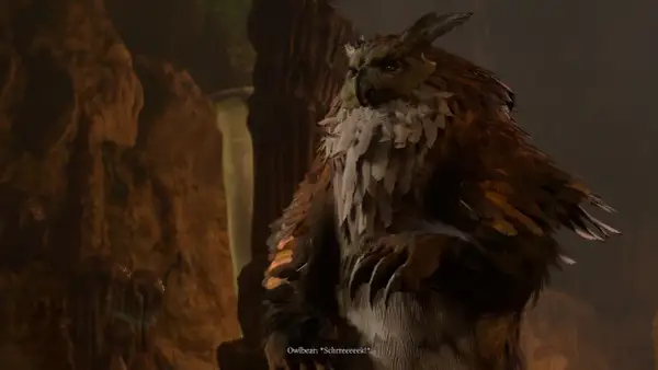 Potężny sowodźwiedź z Baldur's Gate 3, z piórami i pazurami, wydaje przerażający okrzyk w jaskini.