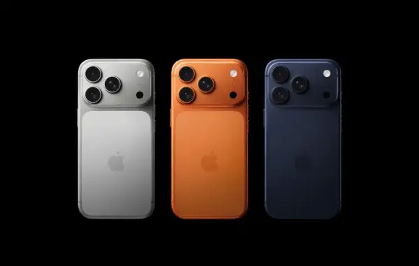 Trzy telefony iPhone 18 w kolorach srebrnym, pomarańczowym i granatowym, każdy z trzema obiektywami aparatu.