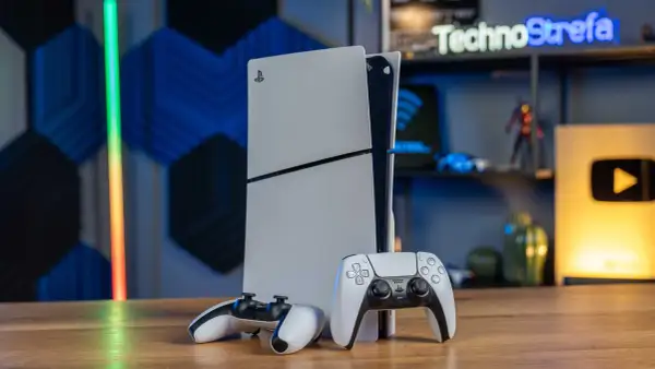 Konsola PlayStation 5 od Sony Interactive Entertainment z dwoma kontrolerami DualSense.