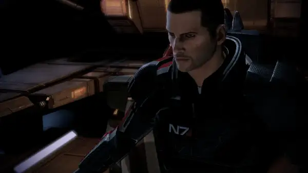 Komandor Shepard w zbroi N7, przygotowuje się do ostatniej, samobójczej misji w Mass Effect 2.