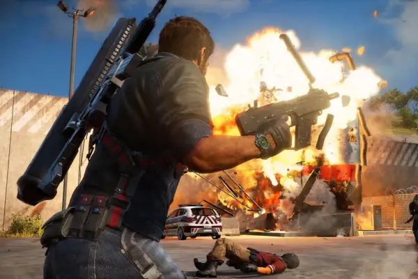 Rico Rodriguez strzela z pistoletu maszynowego, wywołując eksplozję. W tle policyjny radiowóz i powalony przeciwnik. Idealne dla graczy szukających wyzwań, jak w Just Cause 3 wymagania.