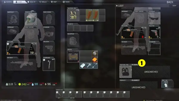 Gracz przygotowuje się do ucieczki z Tarkov na PS5, ekwipując broń i przedmioty.