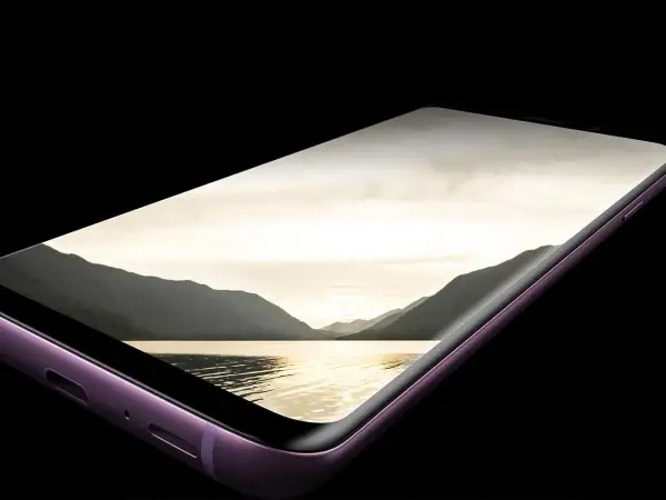 Fioletowy Samsung S9 na premierze prezentuje piękny krajobraz z jeziorem i górami.