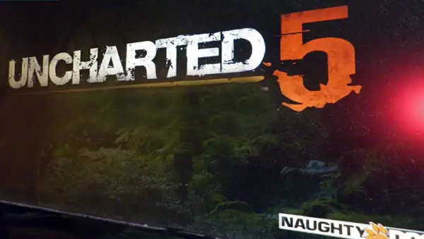 Napis "UNCHARTED 5" na tle ciemnej, leśnej scenerii. Kiedy doczekamy się tej gry?