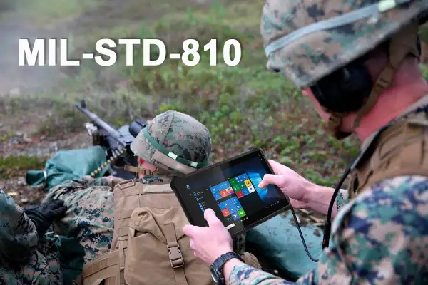 Żołnierz sprawdza dane na tablecie zgodnym ze **standardem militarnym MIL-STD-810H** podczas ćwiczeń.