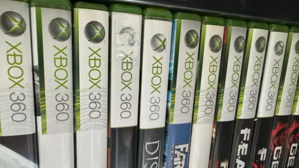 Rząd gier na Xbox 360, w tym tytuły takie jak F.E.A.R. i Far Cry. To kolekcja najlepszych gier na Xbox 360.