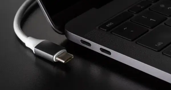 Kabel USB-C podłączony do laptopa. Różne rodzaje USB ewoluują, a ten nowoczesny standard zapewnia wszechstronność.