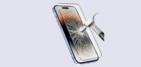 Młotek uderza w ekran telefonu, ale chroni go szkło hartowane. Wybierz folia czy szkło na telefon, by zapewnić bezpieczeństwo.